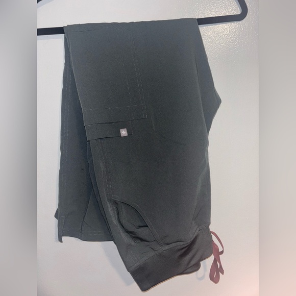 COPY - FIGS Kade Petite Cargo Scrub Pants size Medium Petite - Picture 1 of 3